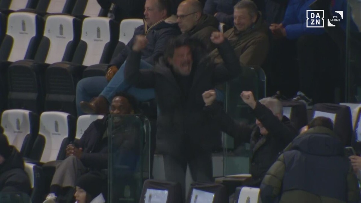 VIDEO - Wat een beeld! Bayat juicht na afgekeurde Brugse goal, Verhaeghe heeft genoeg gezien