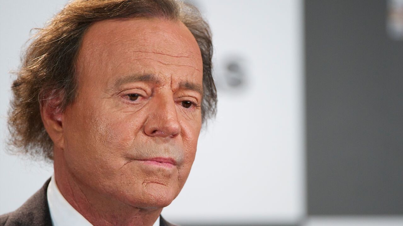 "Hij gebruikte mij bijna elke avond": 2 ex-medewerksters dienen klacht in tegen zanger Julio Iglesias (82)