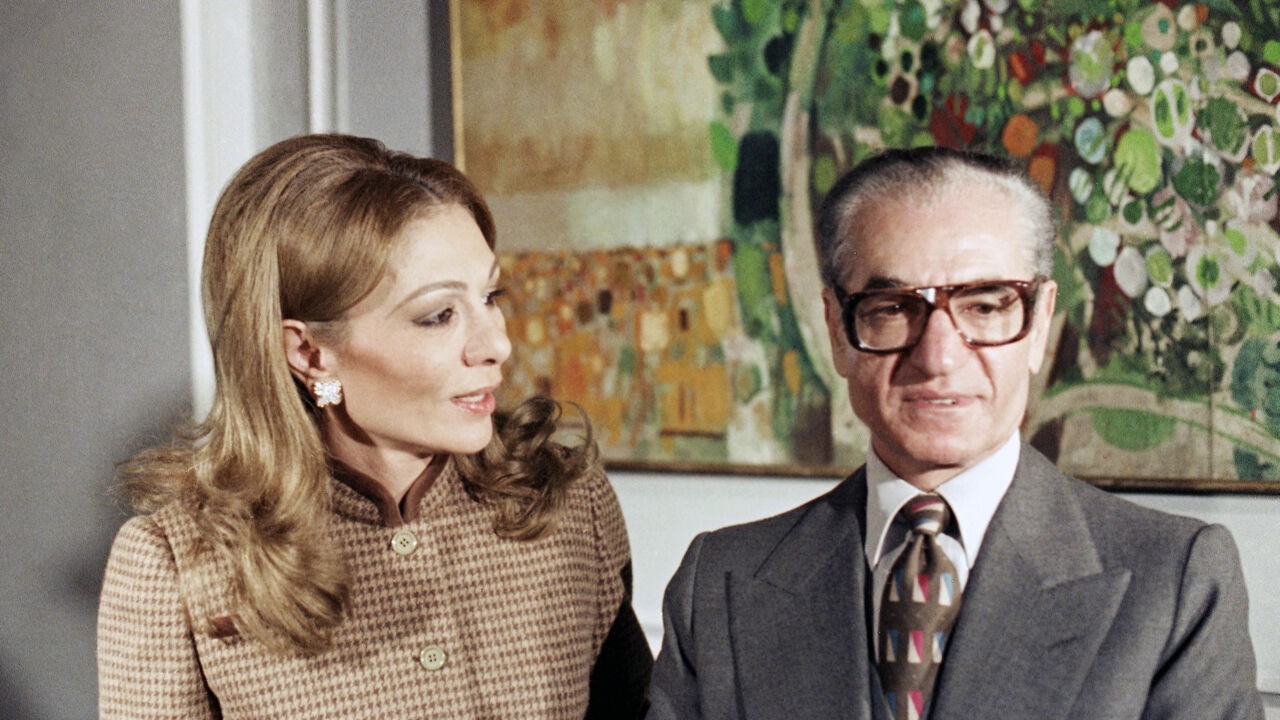 Weduwe laatste sjah van Iran: "Dood Khamenei betekent niet automatisch einde regime"