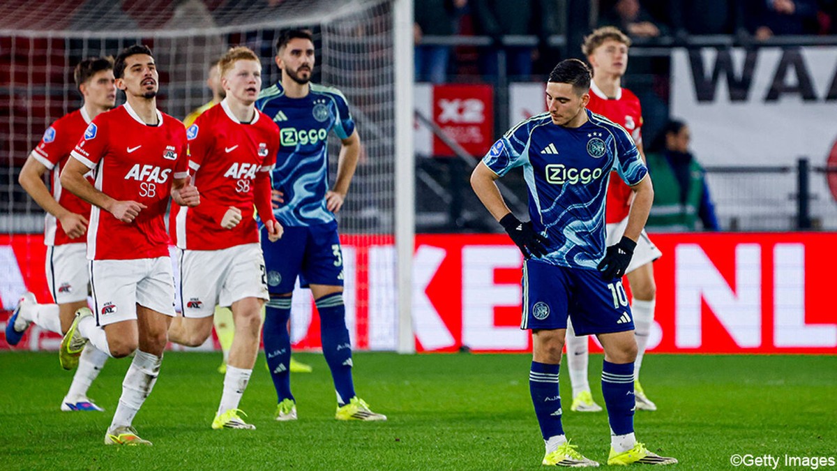 6-0! Zwalpend Ajax krijgt stevig plak slaag van het AZ van Maarten Martens in Nederlandse beker