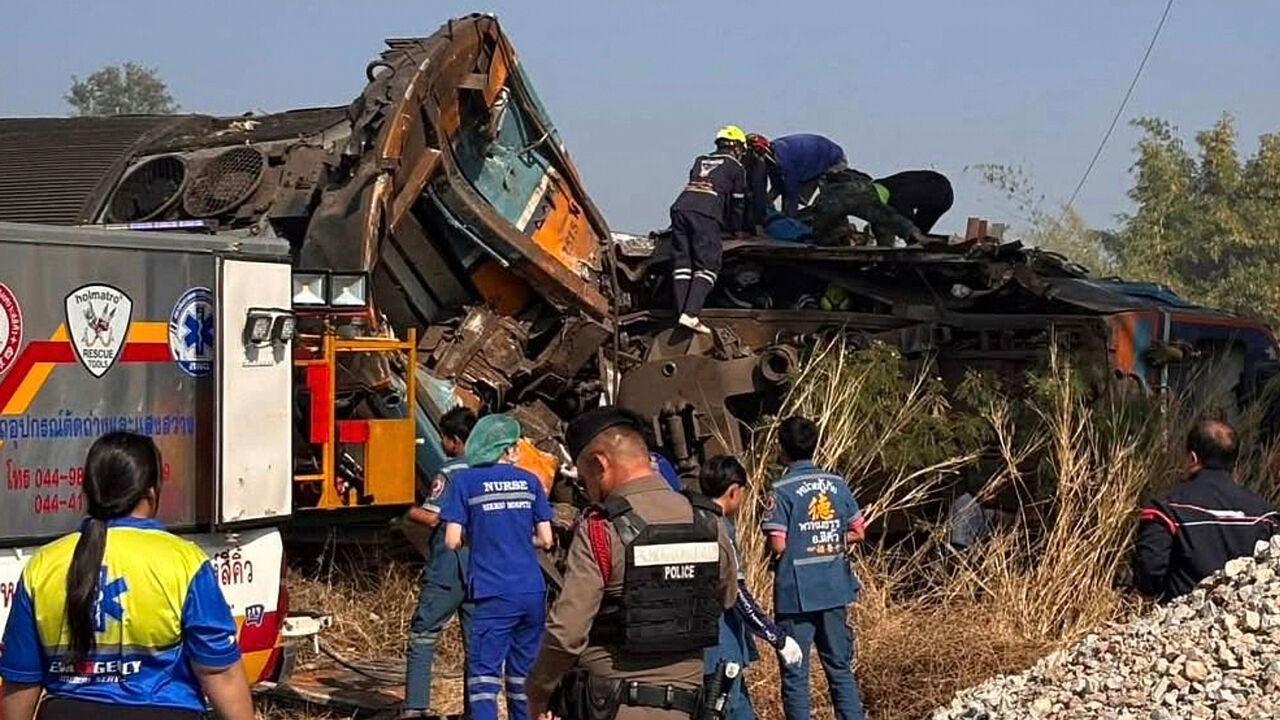 Kraan valt op trein in Thailand: zeker 22 doden en tientallen gewonden