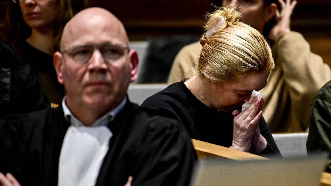 Moeder Stefanie stort in wanneer ze vertelt over fatale seconden van Kyano en Kyara: "Ik wilde terug naar binnen, ik wilde naar mijn kinderen"