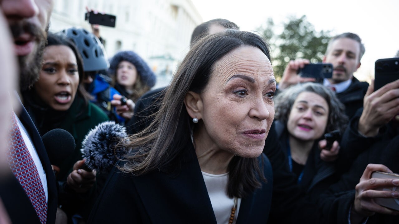 Venezolaanse oppositieleider Machado biedt Nobelprijs aan Trump aan tijdens ontmoeting in Witte Huis