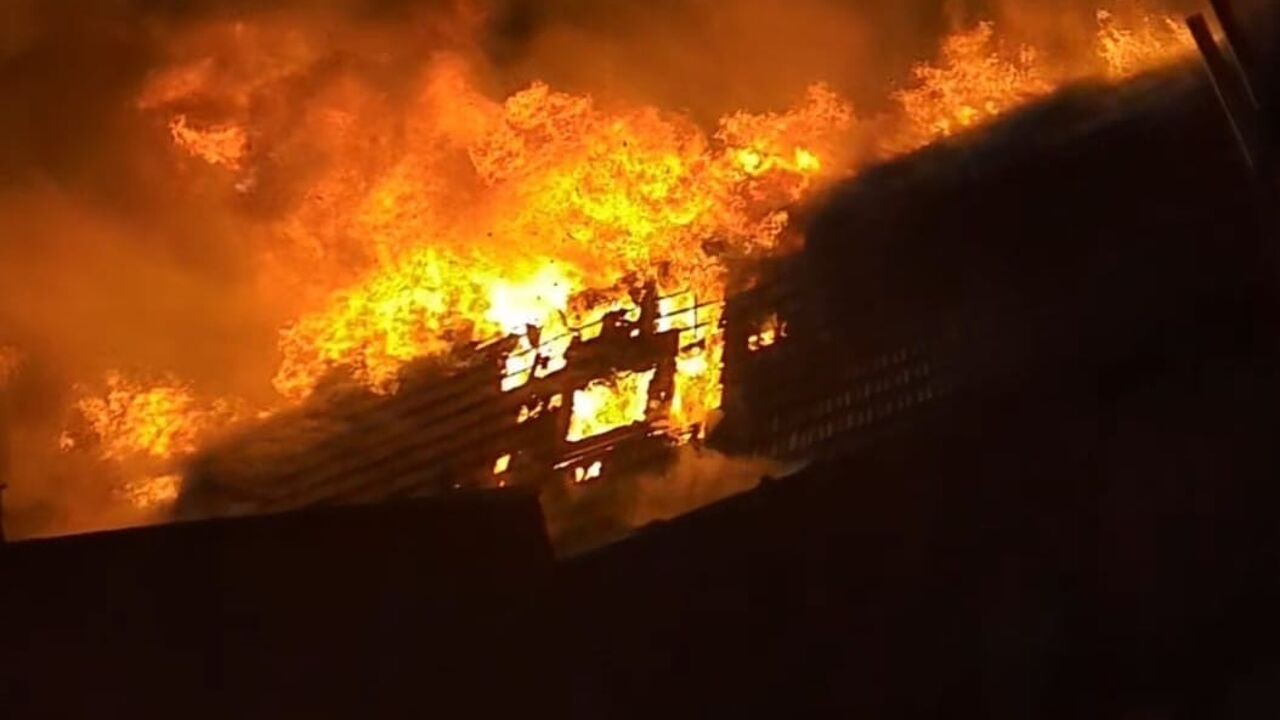 Uitslaande brand in loods Antwerpen Dam, tientallen buurtbewoners geëvacueerd