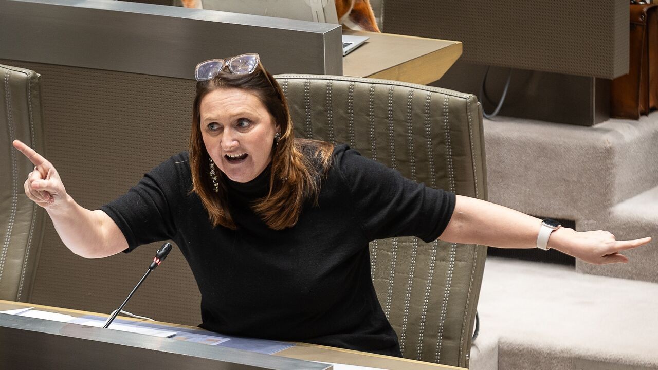 Gwendolyn Rutten (Open VLD) excuseert zich voor "snuif"-opmerking tegen Annick De Ridder (N-VA): "Ik had het niet moeten zeggen"