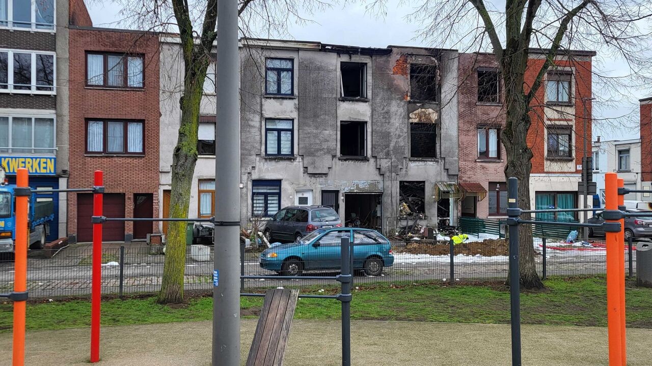 Huis stort in na nachtelijke brand in Deurne: "Niet uitgesloten dat iemand onder puin ligt"