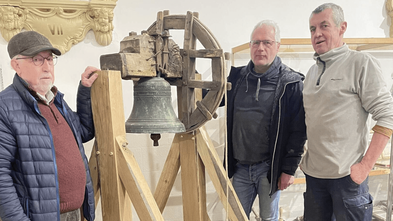 Zeldzame klok uit 1712 klinkt opnieuw in kerk Tildonk: "Gevonden in kelder oud nonnenklooster"