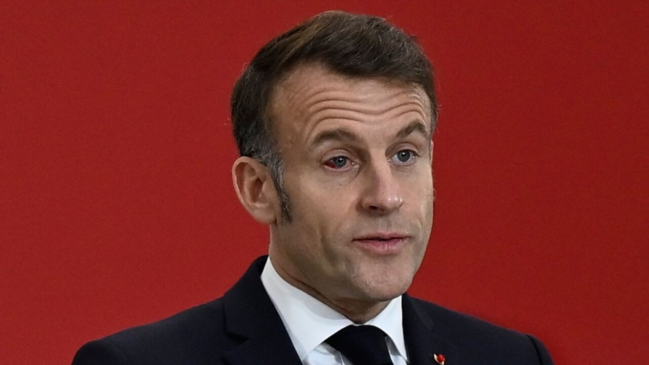 Bloeddoorlopen oog van Emmanuel Macron gaat met alle aandacht lopen bij bezoek aan luchtmachtbasis