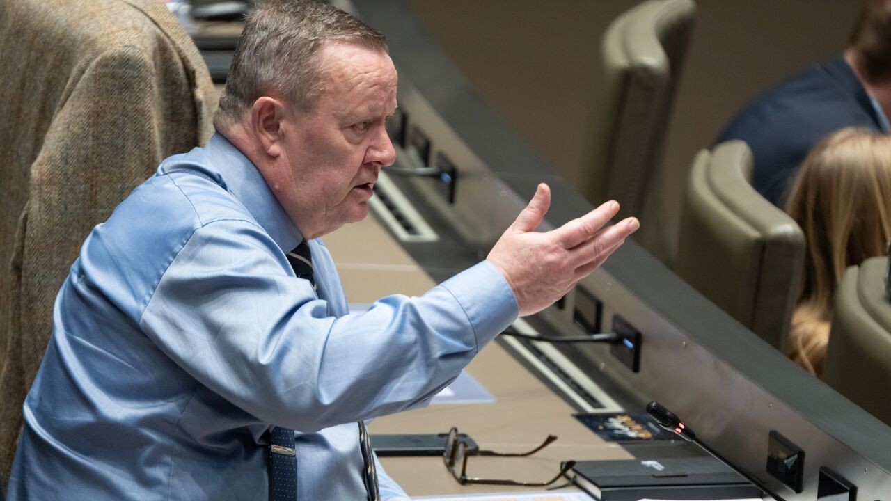 Stefaan Sintobin (Vlaams Belang) verwijst met mannennaam naar Petra De Sutter (Groen): "Wat kan mij dat schelen, er zijn maar 2 genders"