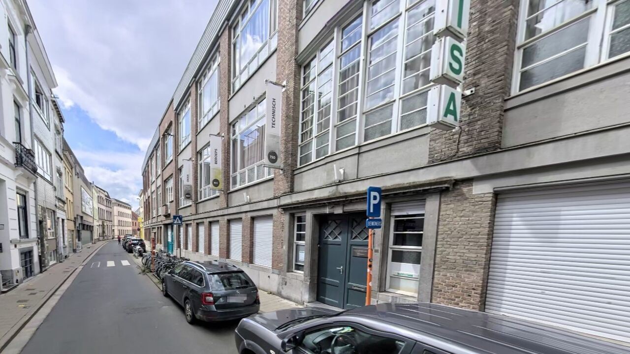 Brand in garage van Gentse school geblust: leerlingen geëvacueerd, 1 leerkracht naar ziekenhuis