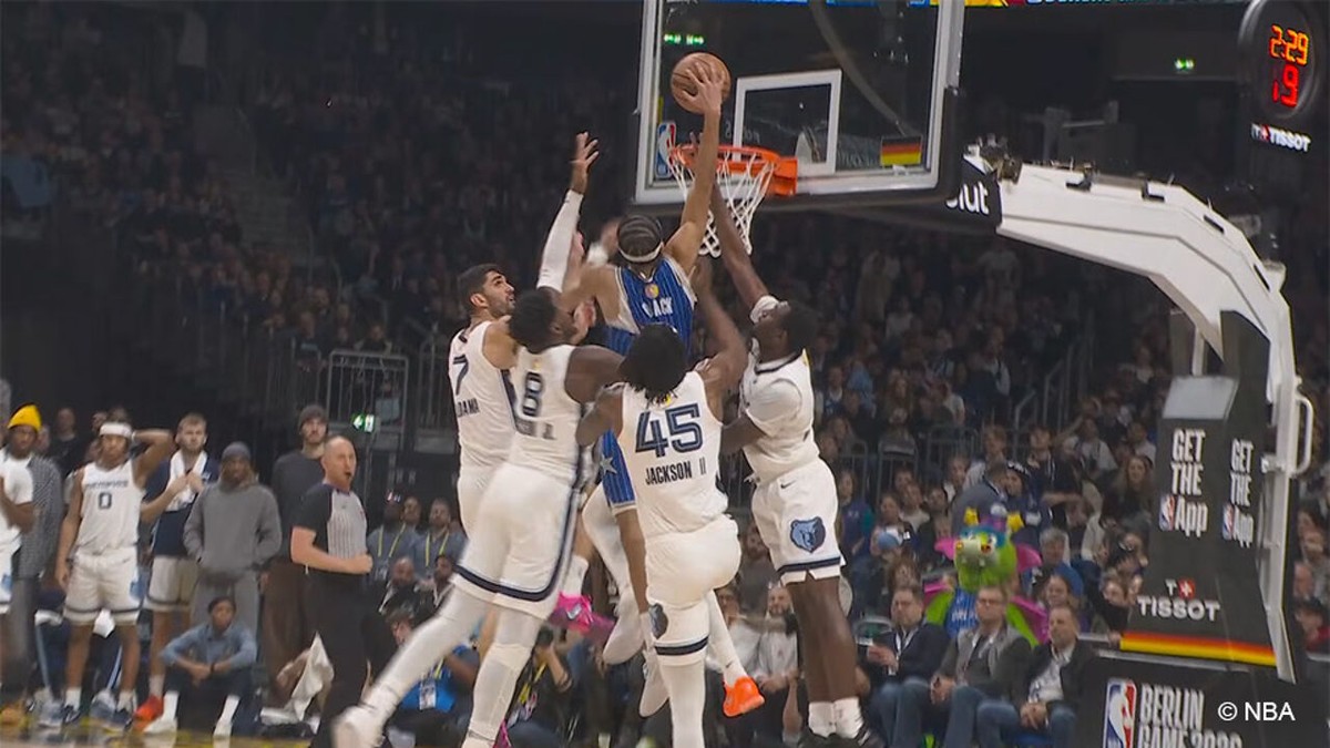 VIDEO - Dunk van het jaar? Orlando-talent zet 4 (!) Memphis-verdedigers op een poster met snoeiharde slam