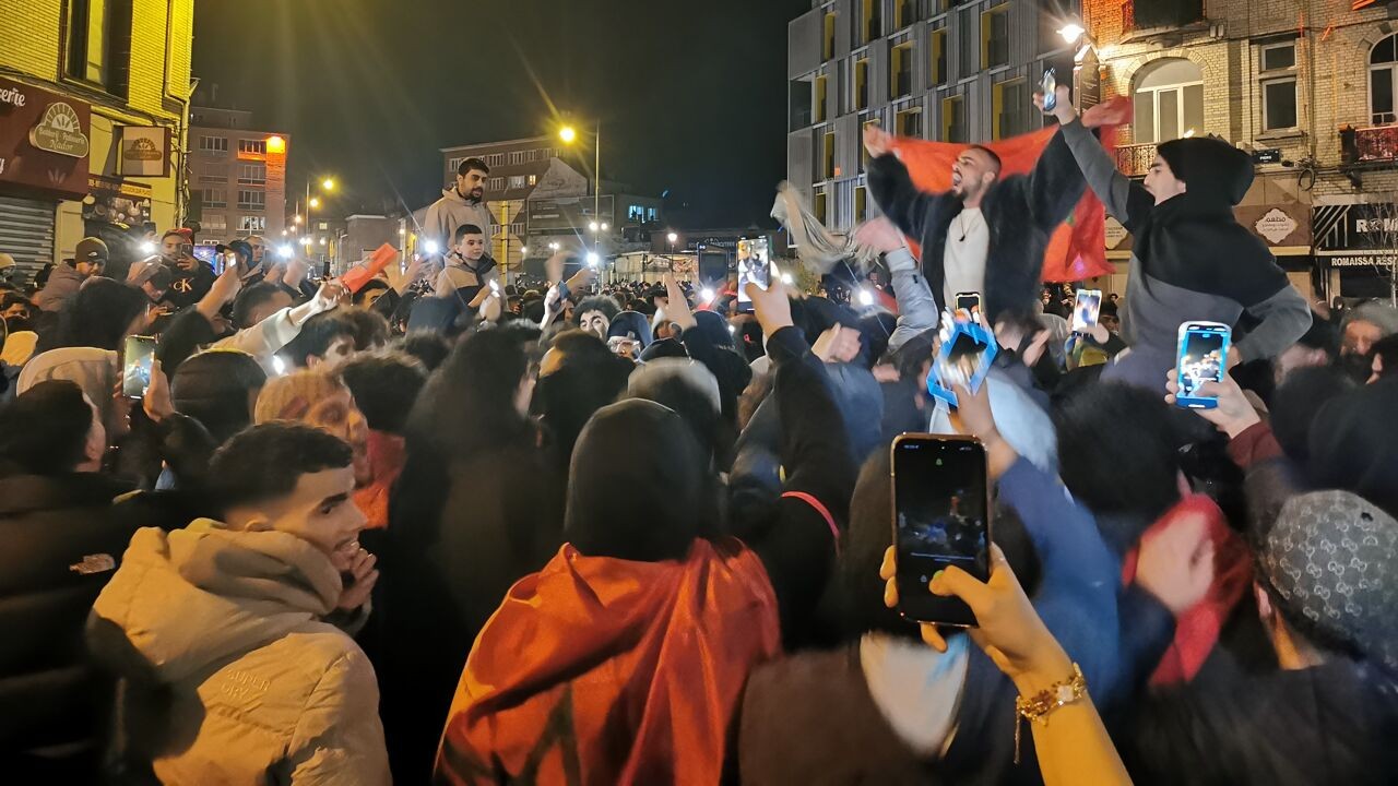 Marokkaanse Vlamingen kopen massaal vliegtickets voor finale Africa Cup in eigen land: "Het is helemaal ontploft"