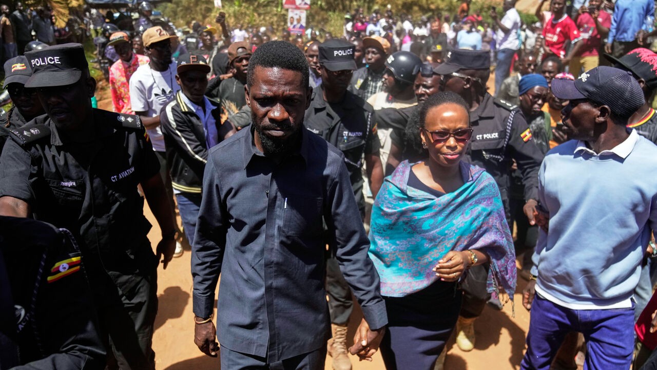 Oegandese politie en leger omsingelen huis van opposant Bobi Wine na verkiezingen: "De facto huisarrest"