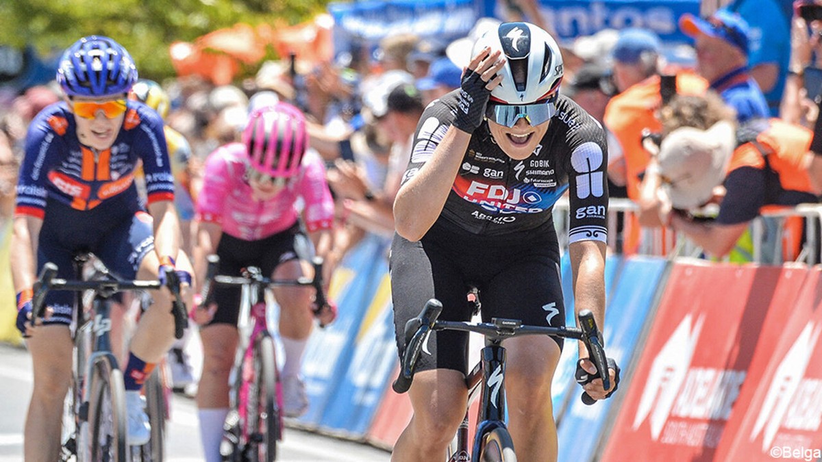 Ally Wollaston opent het wielerseizoen met een knaller en sprint dominant naar ritwinst in Tour Down Under