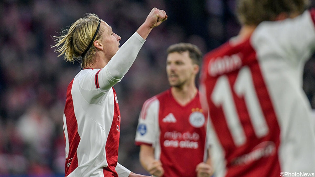 Zit het seizoen van Ajax-spits Kasper Dolberg er al op na operatie aan zijn knie?