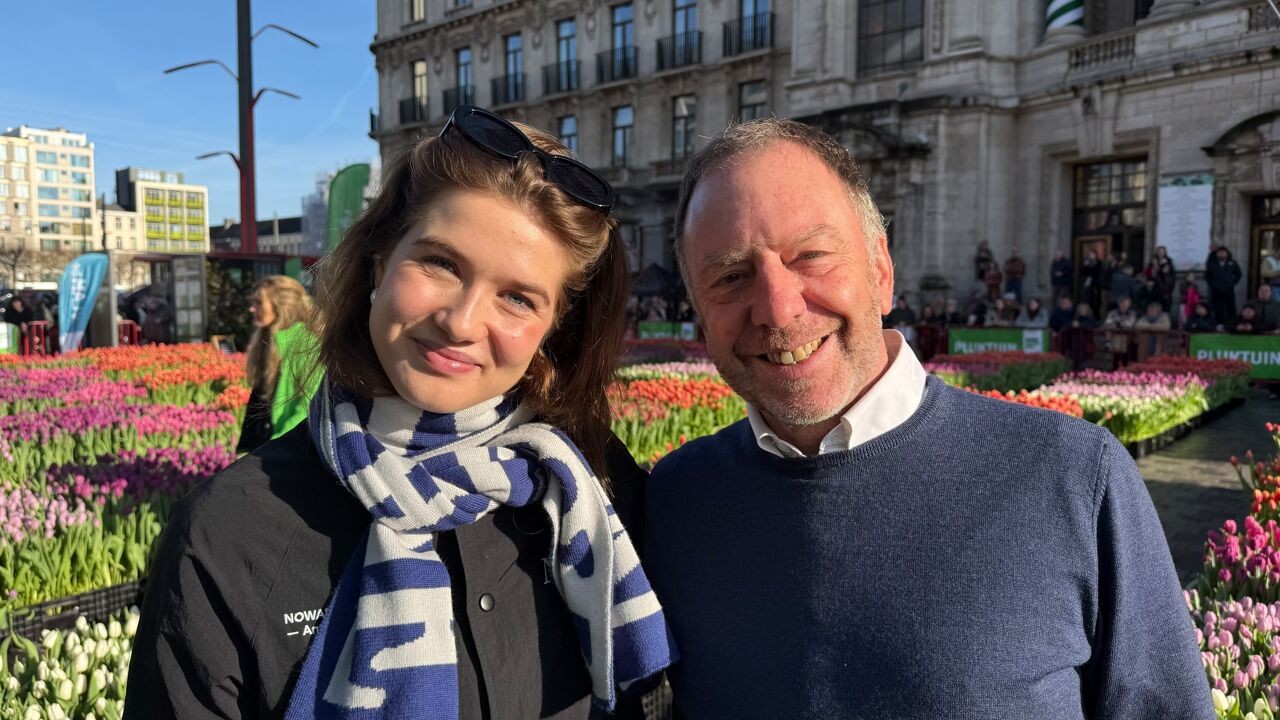 Tulpenliefhebbers schuiven urenlang aan voor 15 gratis bloemen op Antwerps Operaplein: "Een boeketje om ons huis op te fleuren"