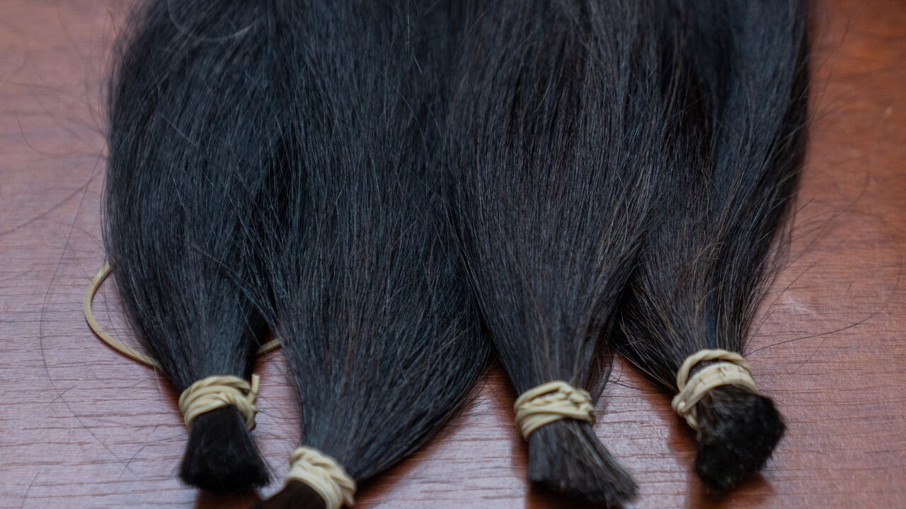 Kappers, ook in België, zamelen massaal haar in voor slachtoffers van Zwitserse nieuwjaarsbrand: "2 tot 3 dozen vol haar per dag"