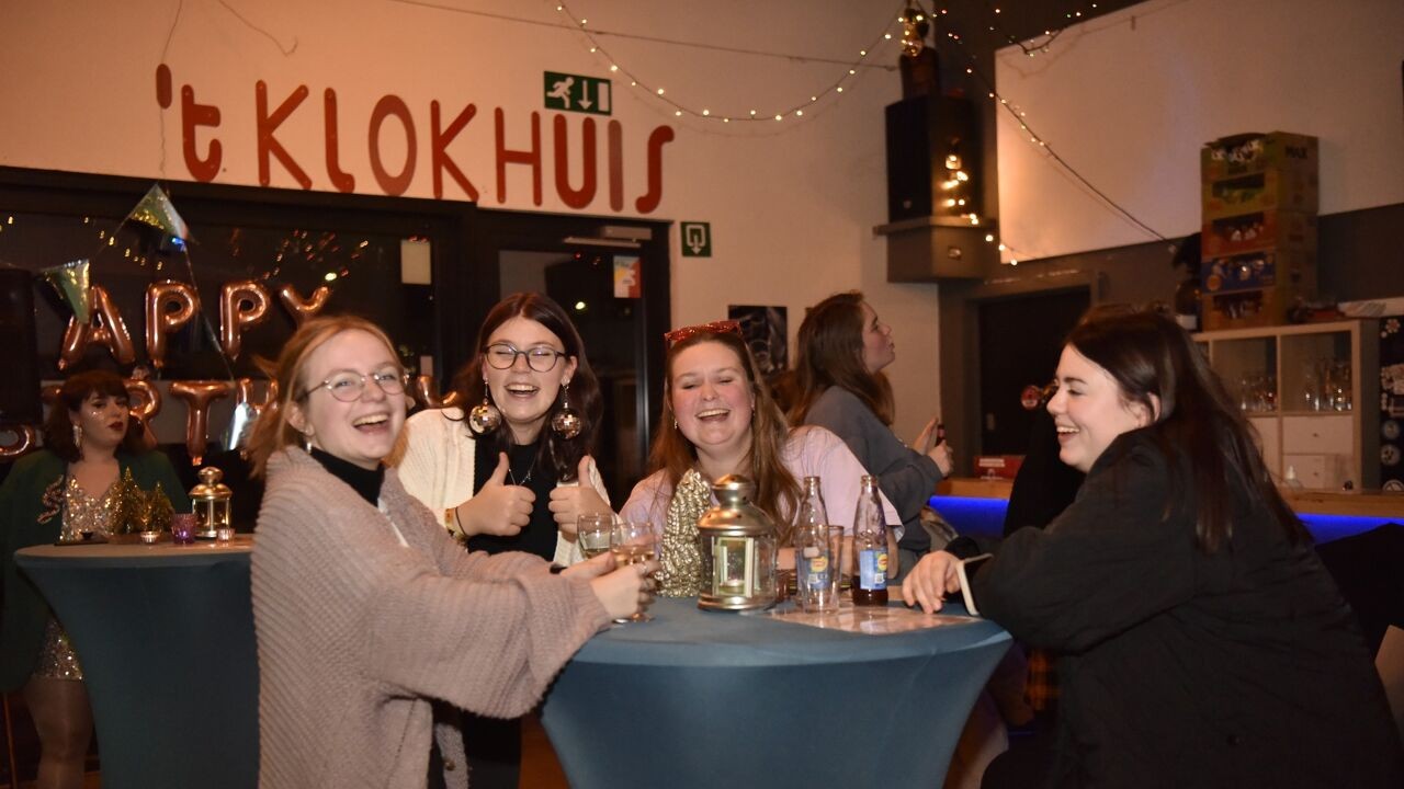 Tien procent korting op pintje voor jongeren die smartphone in kluisje stoppen bij jeugdhuis in Hamme