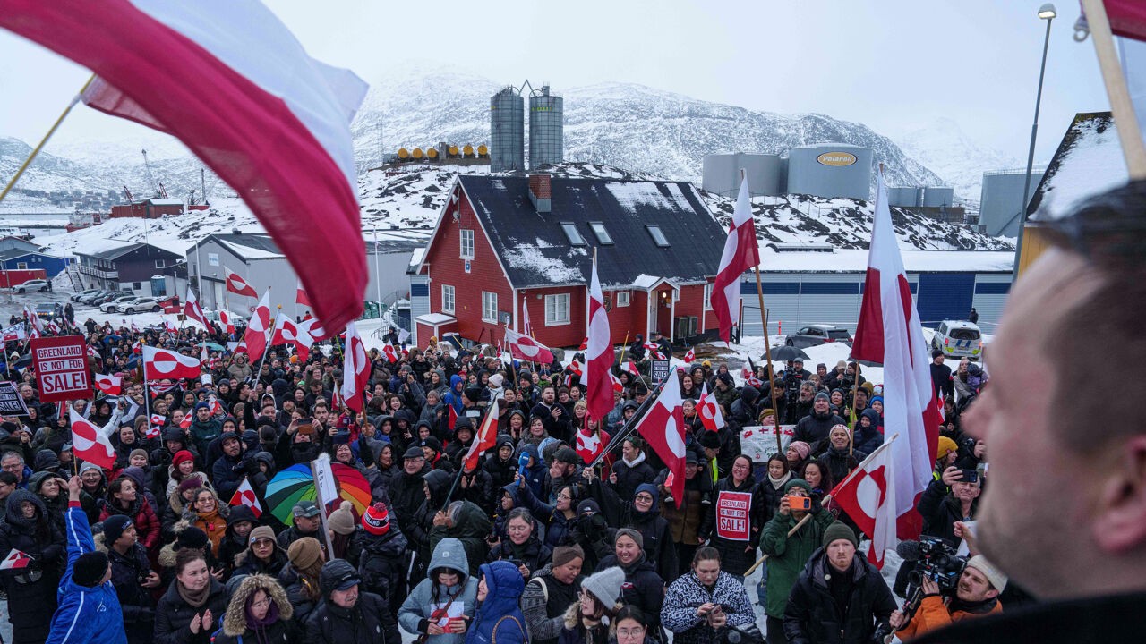 "Make America Go Away": Denen en Groenlanders komen massaal op straat om te protesteren tegen Trumps plannen voor Groenland