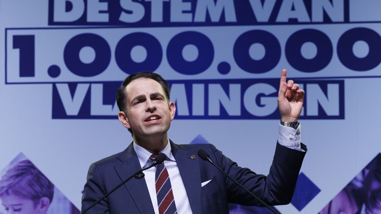 Van Grieken kiest vol voor de aanval in strijd met De Wever: "De V van de N-VA staat voor verraad"