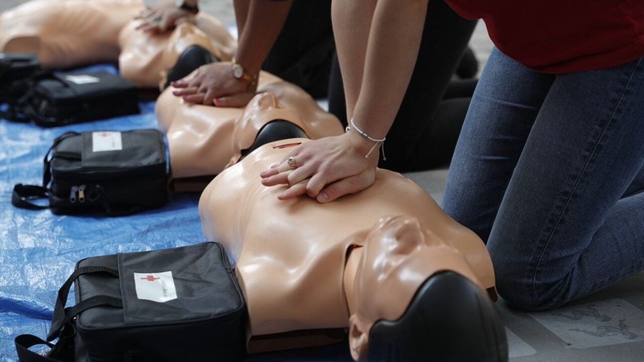 Reanimatie op tv en in films vaak niet accuraat: hoe moet het wél?