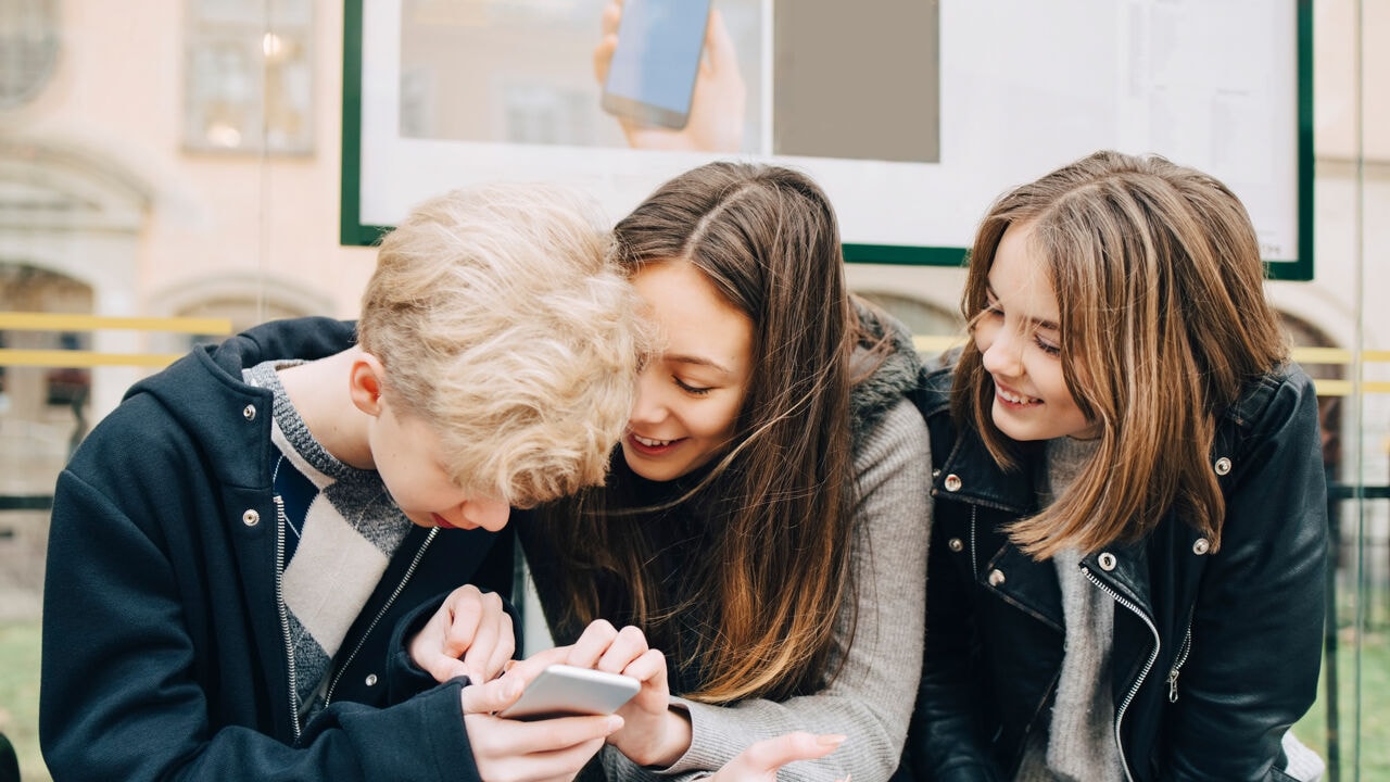 EU-voorstel rond socialemediaverbod voor jongeren uitgelekt, beperkingen voor kinderen jonger dan 15: goed idee of niet?