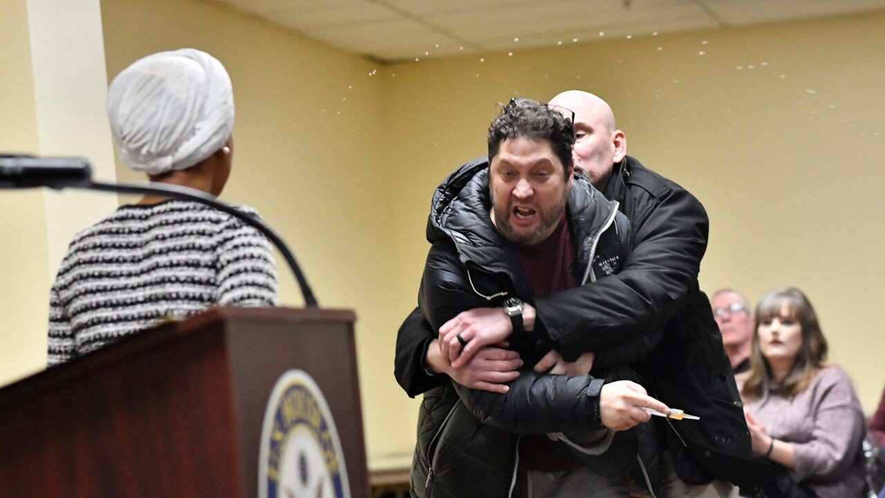 Democratisch Congreslid Ilhan Omar aangevallen met "sterk geurende" vloeistof tijdens kritische toespraak over ICE