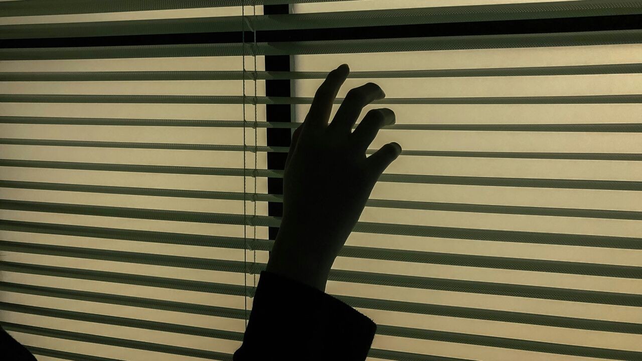 Moeder uit Pelt laat baby en peuter alleen thuis voor date in Antwerpen: 3 jaar cel met uitstel