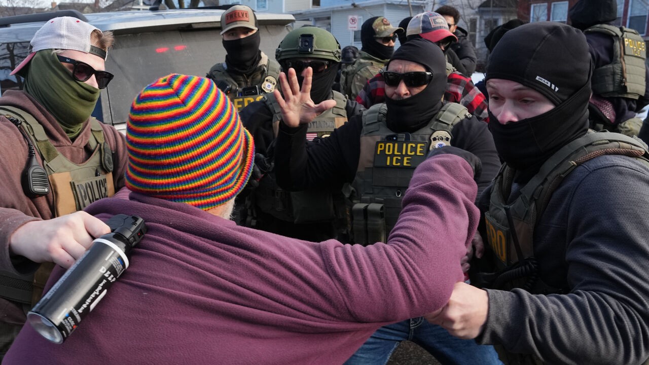 "Flood the zone with shit": hoe Trump chaos gebruikt als politieke strategie