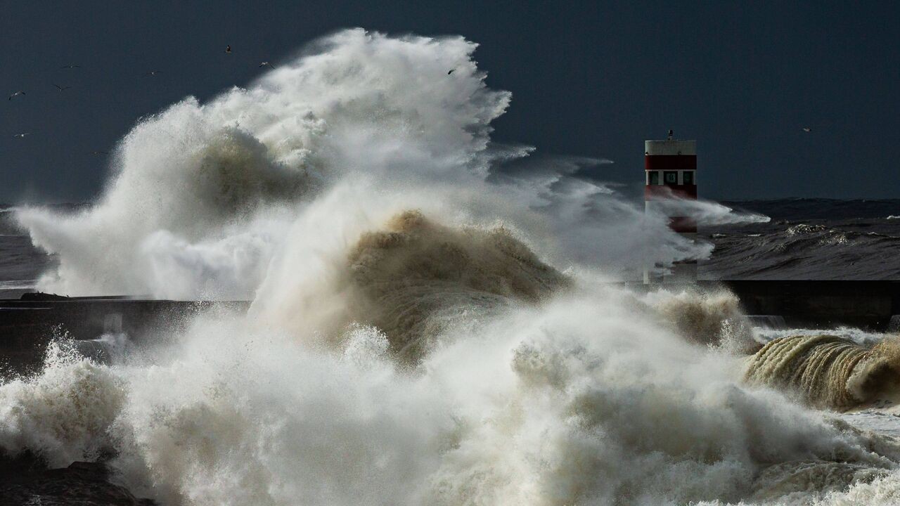 Twee doden en veel schade bij doortocht van storm Kristin in Portugal