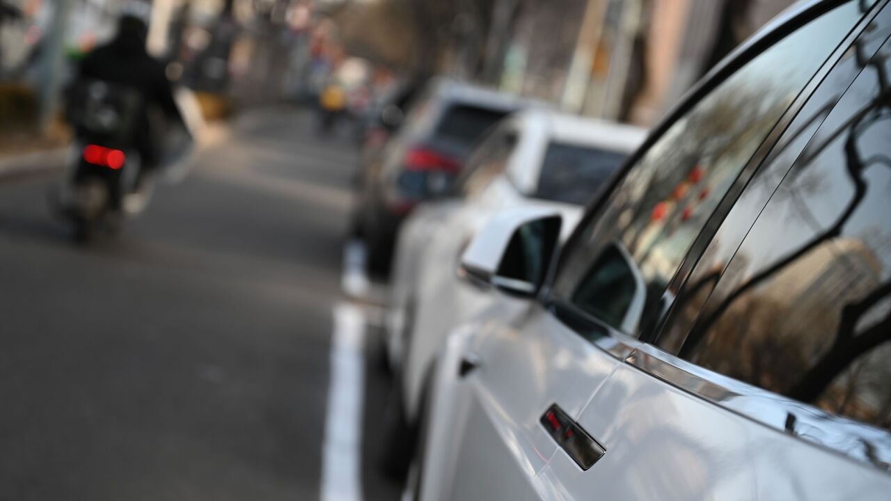China verbiedt als eerste ter wereld handgrepen ingewerkt in autodeur