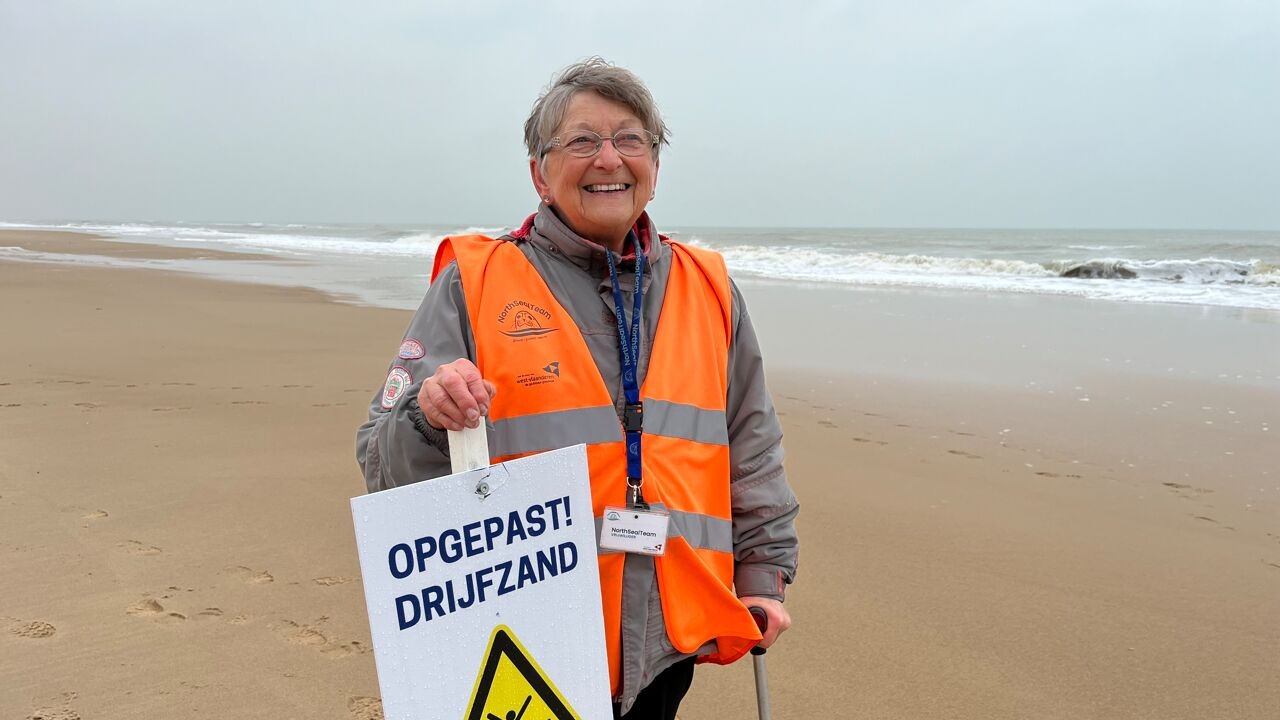 Solange (79) komt tot aan de knieën vast te zitten in drijfzand op strand van Oostende: "Pittig gevoel, je kan niet weg"