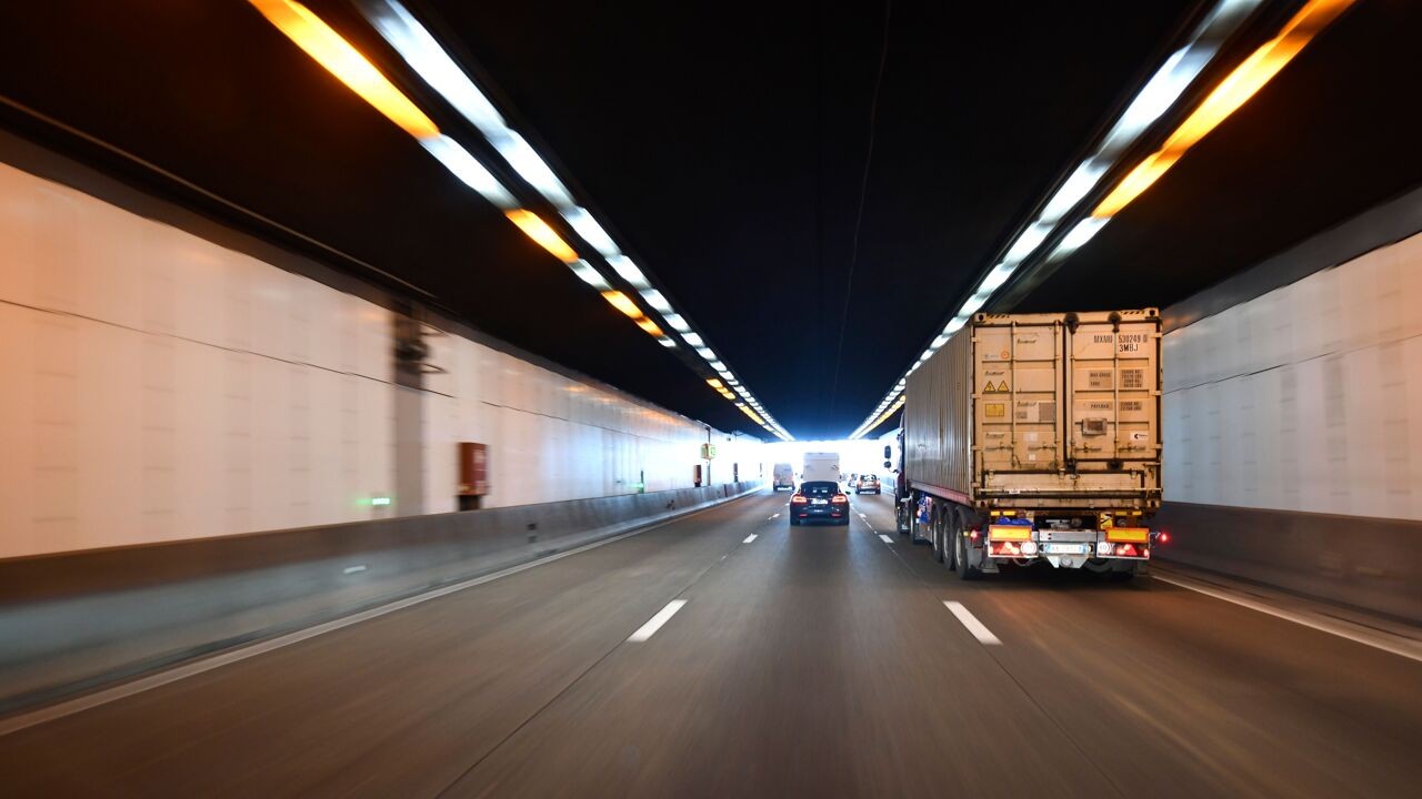 Kettingbotsing met 4 vrachtwagens in Kennedytunnel: heel de middag lange files rond Antwerpen