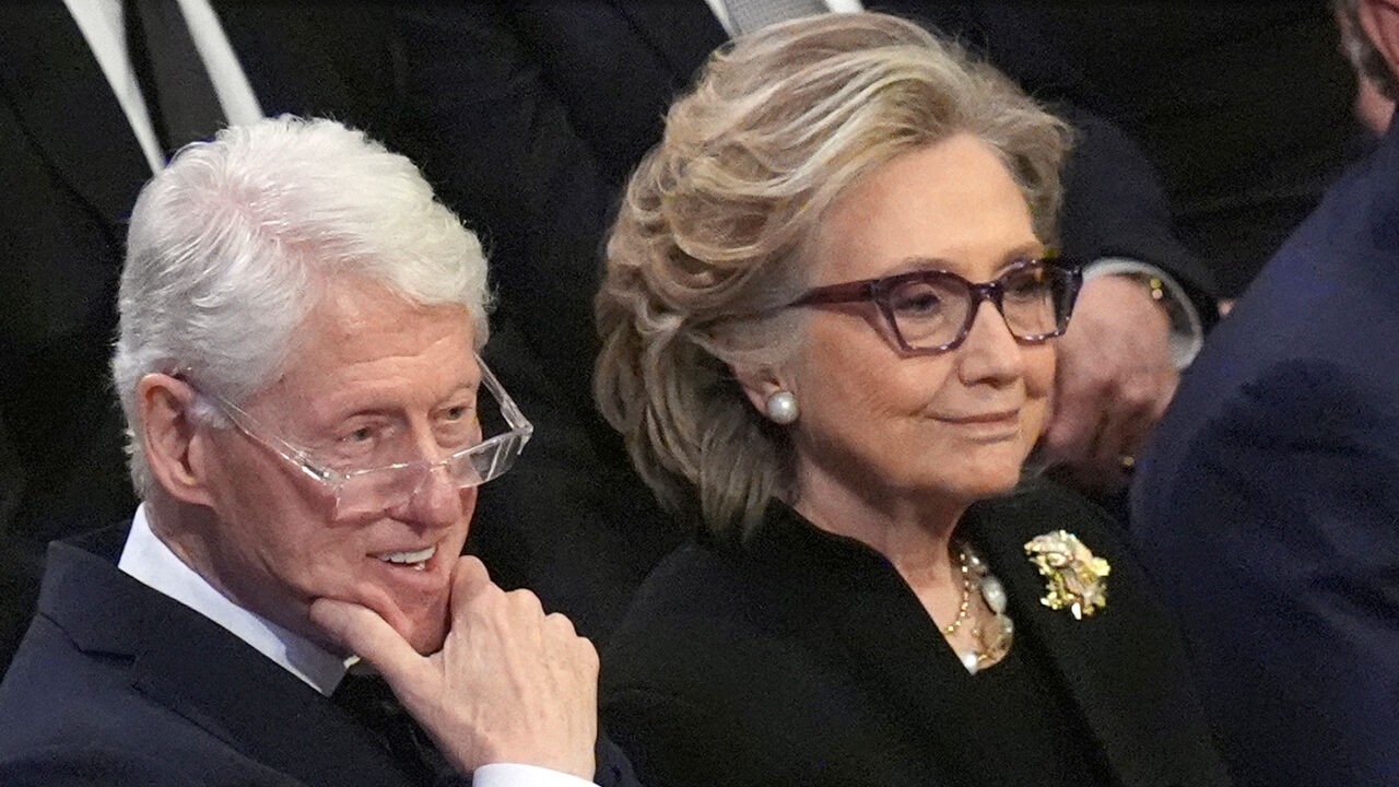 Clintons getuigen in Epstein-zaak: "Banden met Bill zijn bekend, onduidelijk wat Hillary ermee te maken heeft"