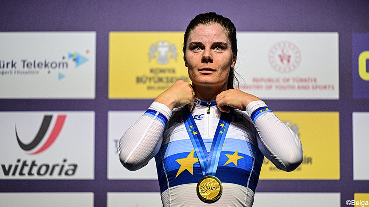 Weergaloze Lotte Kopecky verovert tweede Europese titel op de puntenkoers na uitputtingsslag: "En nu graag de kers op de taart"