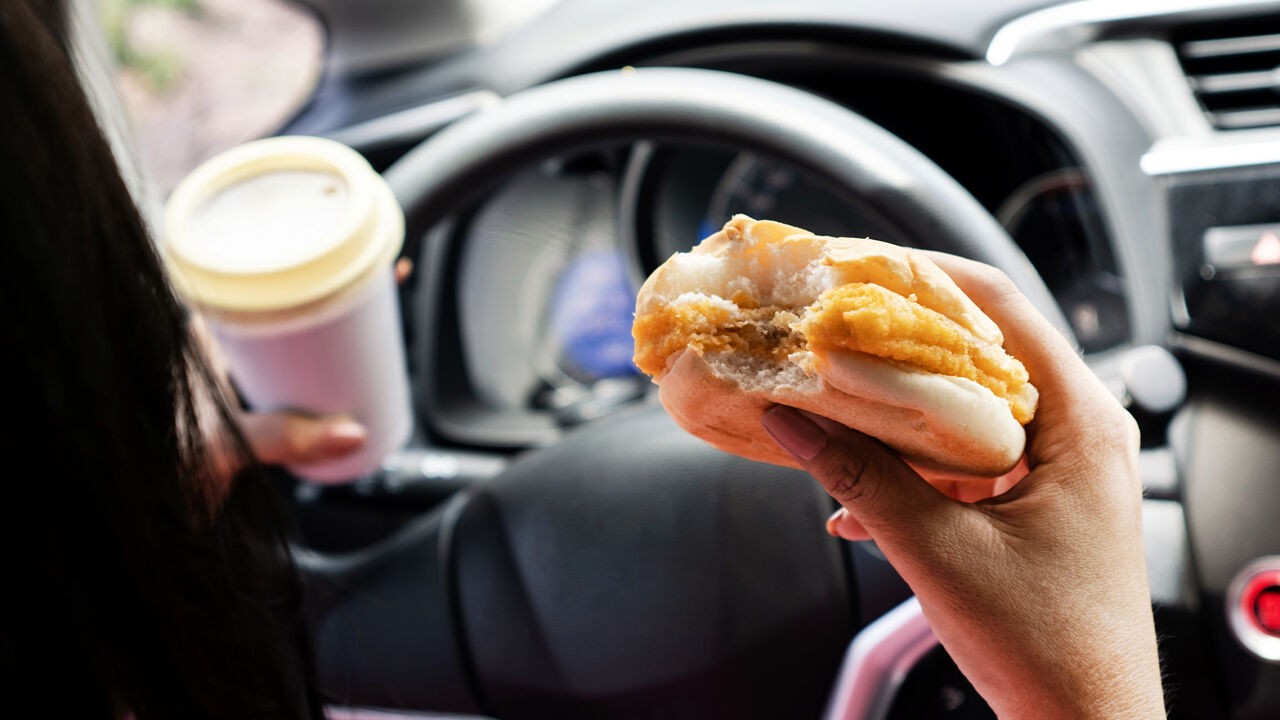 Broodje eten aan het stuur of je schminken voor rood, mag dat?