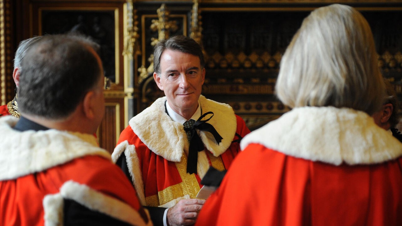 In onderbroek op foto en interne documenten gedeeld met Epstein: wie is Brits toppoliticus Peter Mandelson?