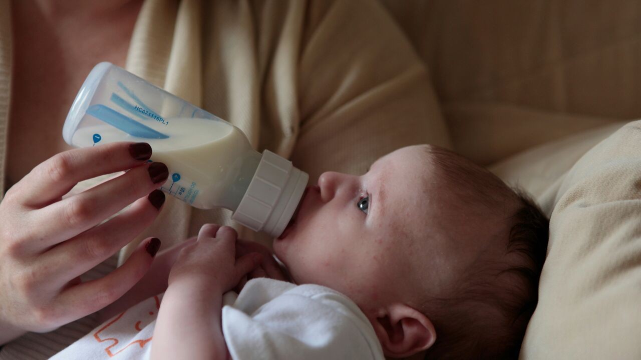Teruggeroepen Nutrilon-babymelk per ongeluk toch verkocht in België: "Controleer of product dat je thuis hebt, wordt teruggeroepen"
