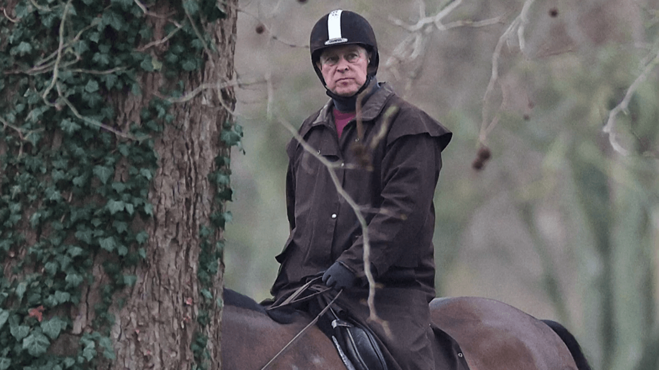 Achter het dubbele houten hek van Sandringham: hoe vult Andrew Mountbatten-Windsor zijn dagen?