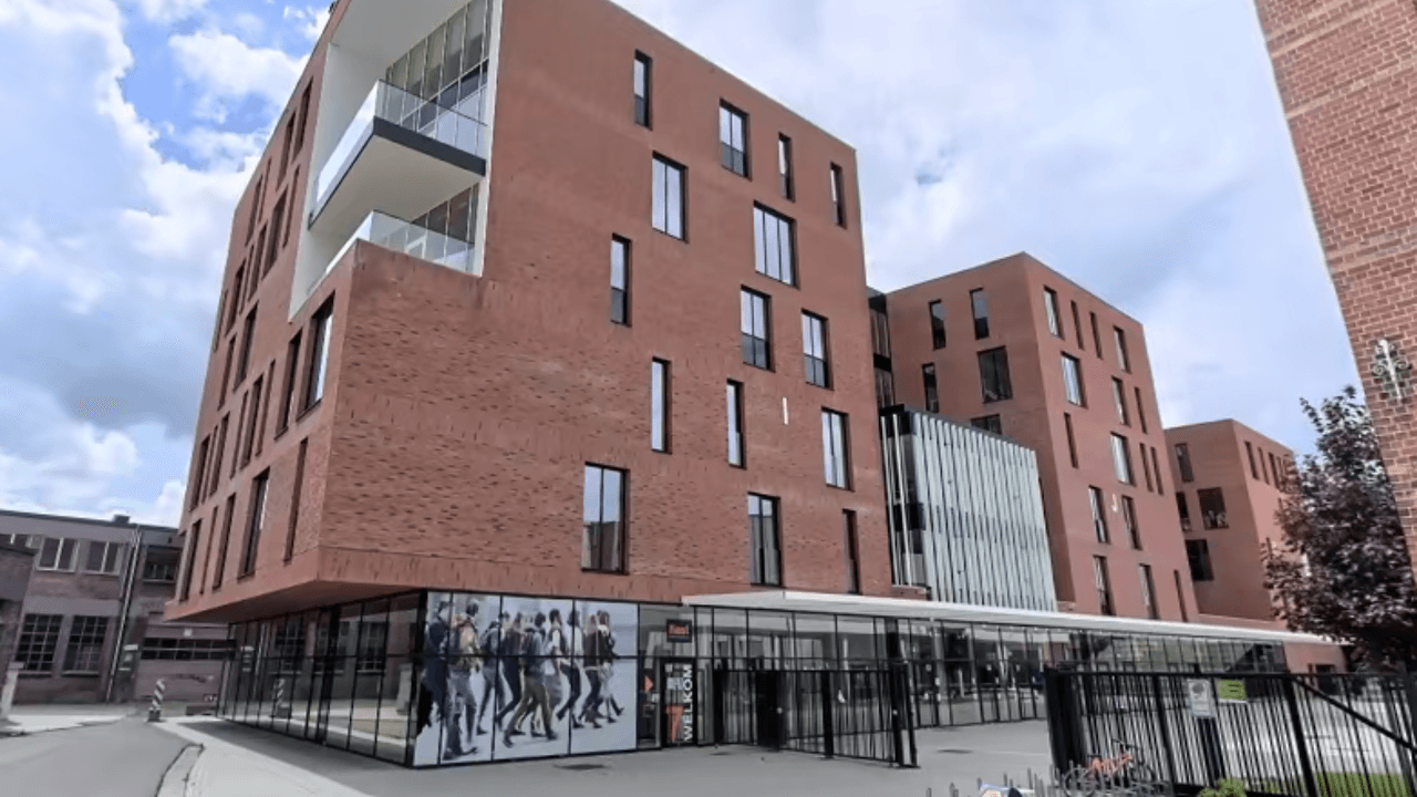 Vanaf 3e middelbaar iedereen op 1 campus en gegroepeerd per interesse: Hasseltse scholengroep keurt fusieplannen goed ondanks protest