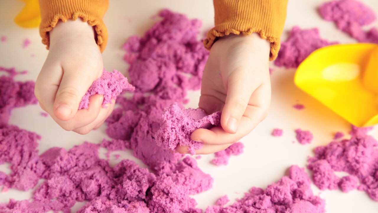 Mogelijk asbest in speelzand: wat als mijn kind er vaak mee speelt of het al heeft ingeslikt? Toxicoloog beantwoordt jullie vragen