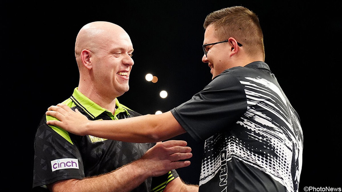 Van Gerwen wint eerste Premier League-avond tegen debutant Van Veen, die wraak neemt op Littler