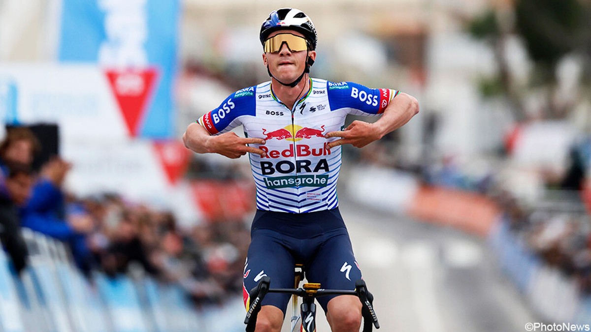 Vanuit het zadel versmachtte hij iedereen: Remco Evenepoel knalt in koninginnenrit van Valencia naar dubbelslag