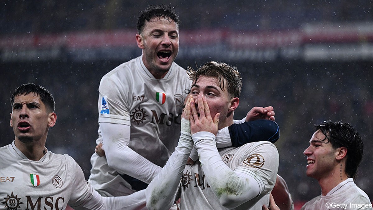 Lukaku ziet vanop de bank hoe 10-koppig Napoli zichzelf in titelrace houdt met penalty in laatste minuut tegen Genoa