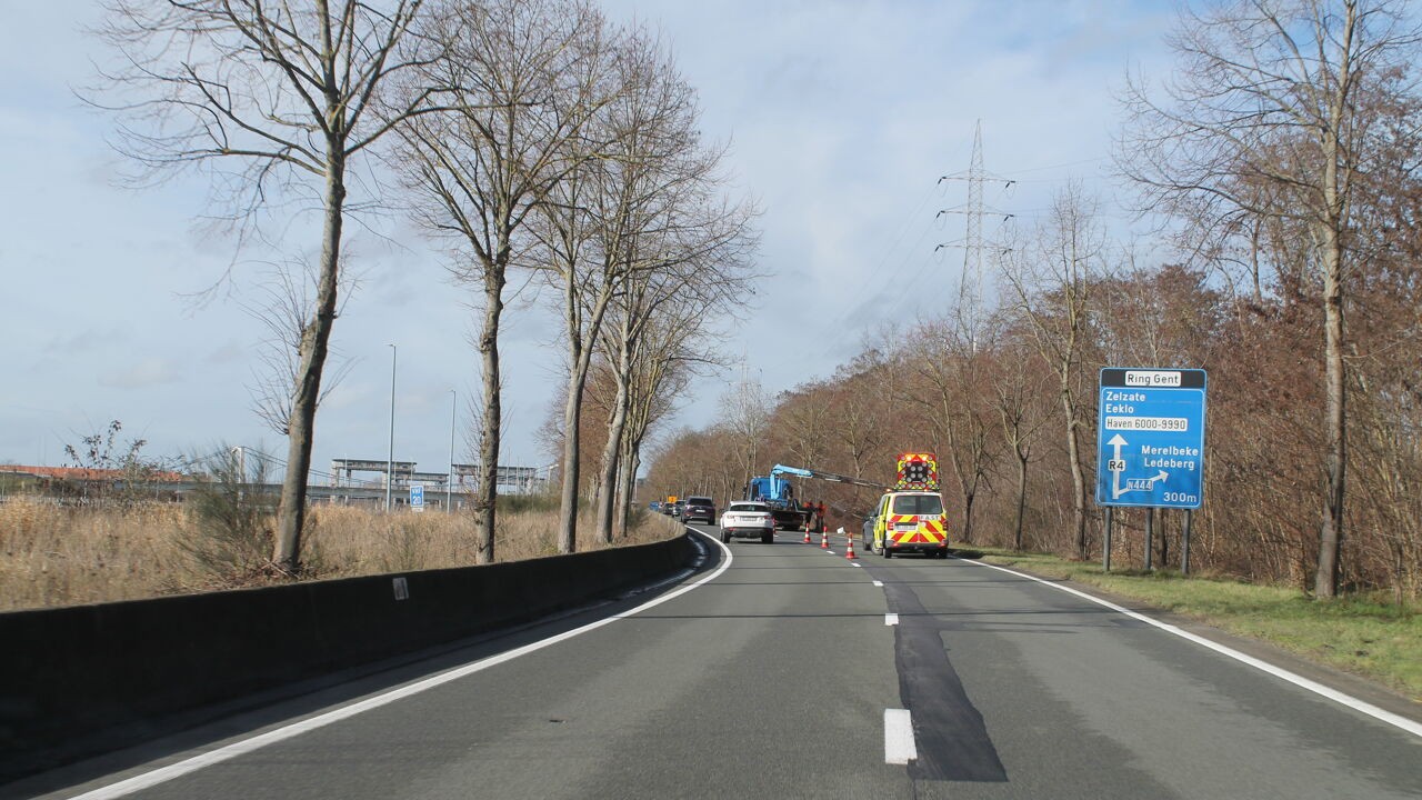 7-jarige jongen levensgevaarlijk gewond na ongeval op R4 in Merelbeke