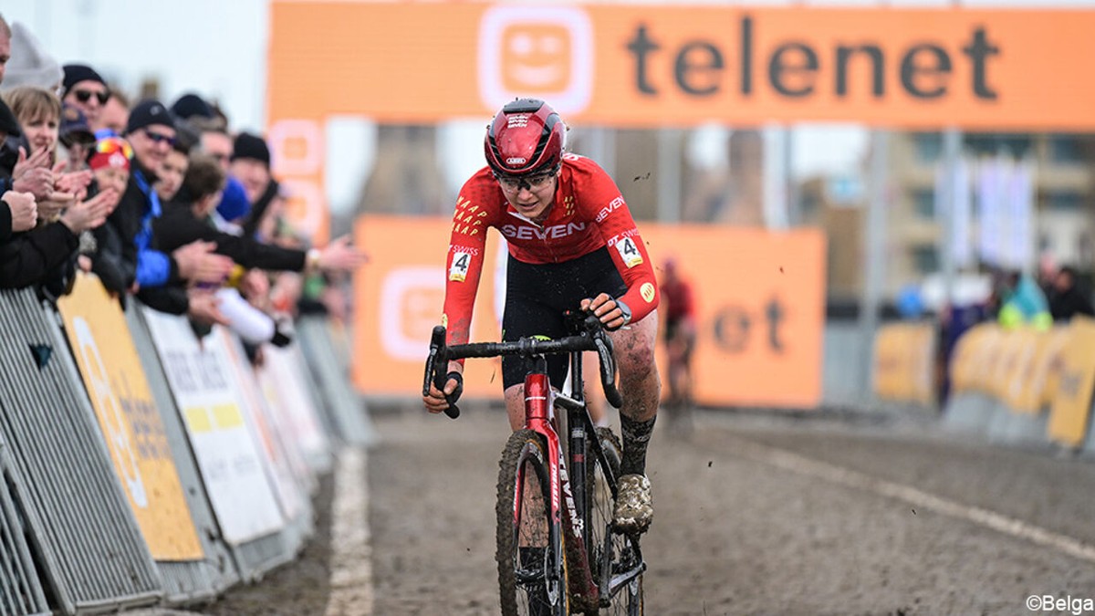 Wat een gekke ontknoping: dankzij enkele reddingsboeien wint Aniek van Alphen toch nog de Superprestige