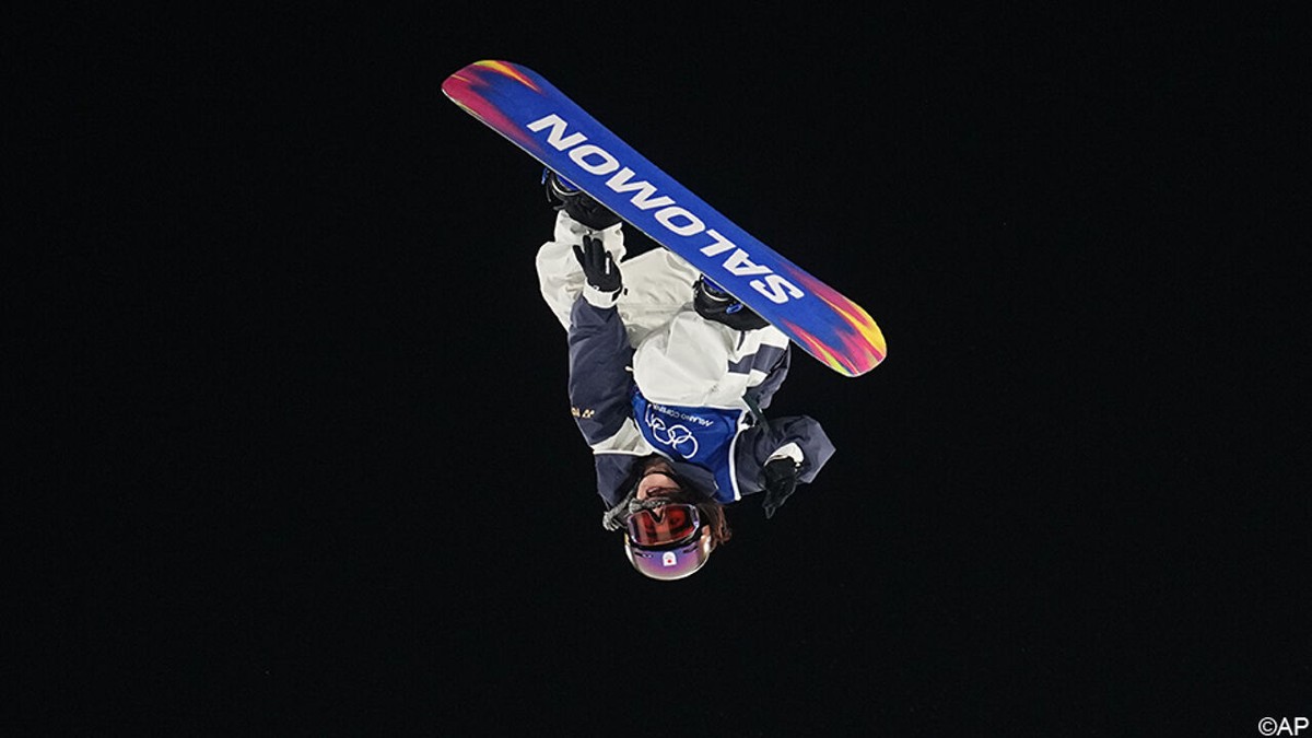 "Wow! Wat vliegt ze gigantisch ver": met deze duizelingwekkende sprongen wint Japanse goud in Big Air