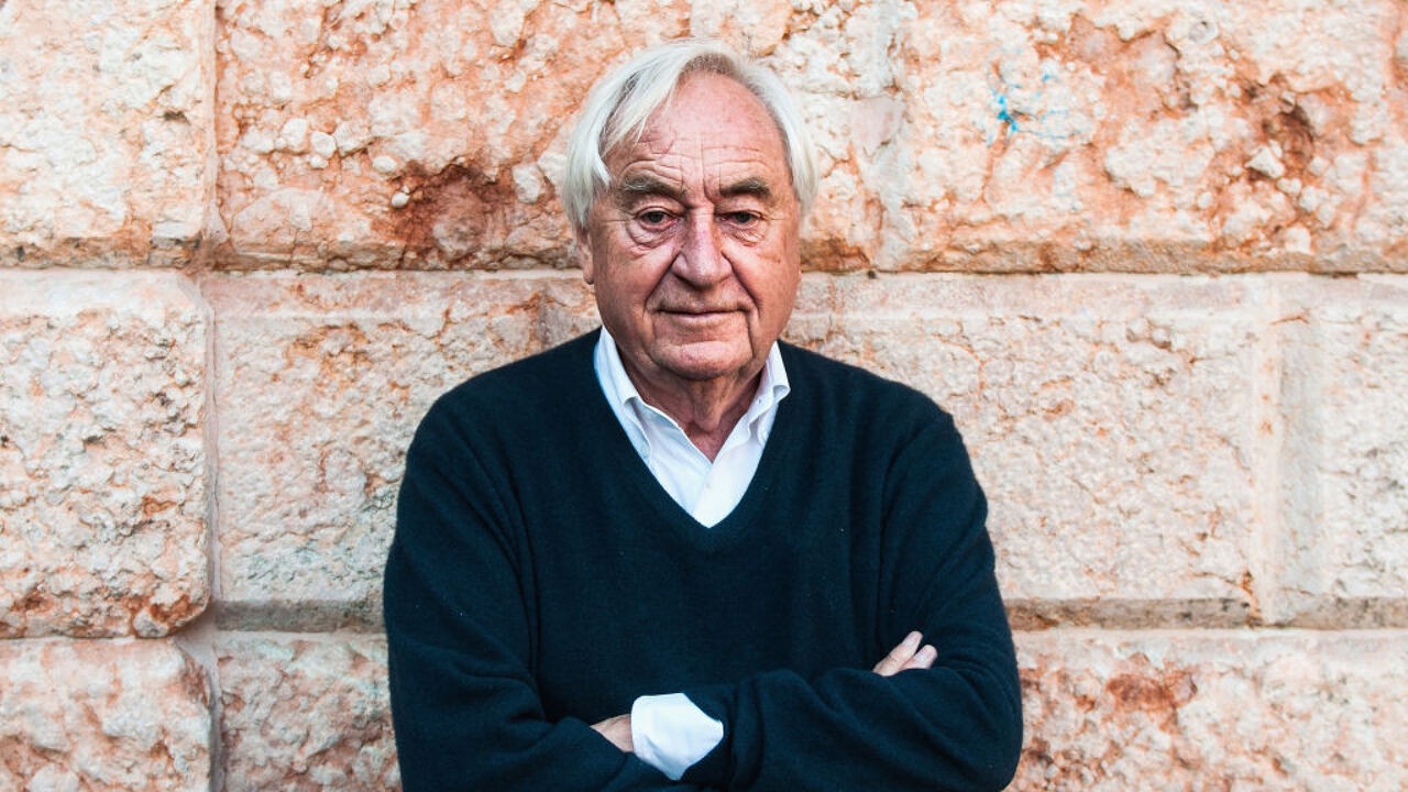 Literaire reus Cees Nooteboom (92) overleden, schrijver van gedichten, romans en vele reisverhalen