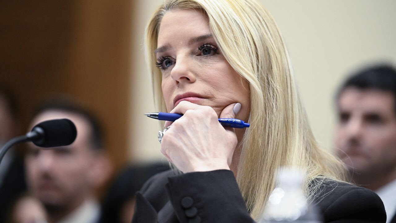 Amerikaans Justitieminister Pam Bondi weigert zich te excuseren tegenover slachtoffers van Epstein
