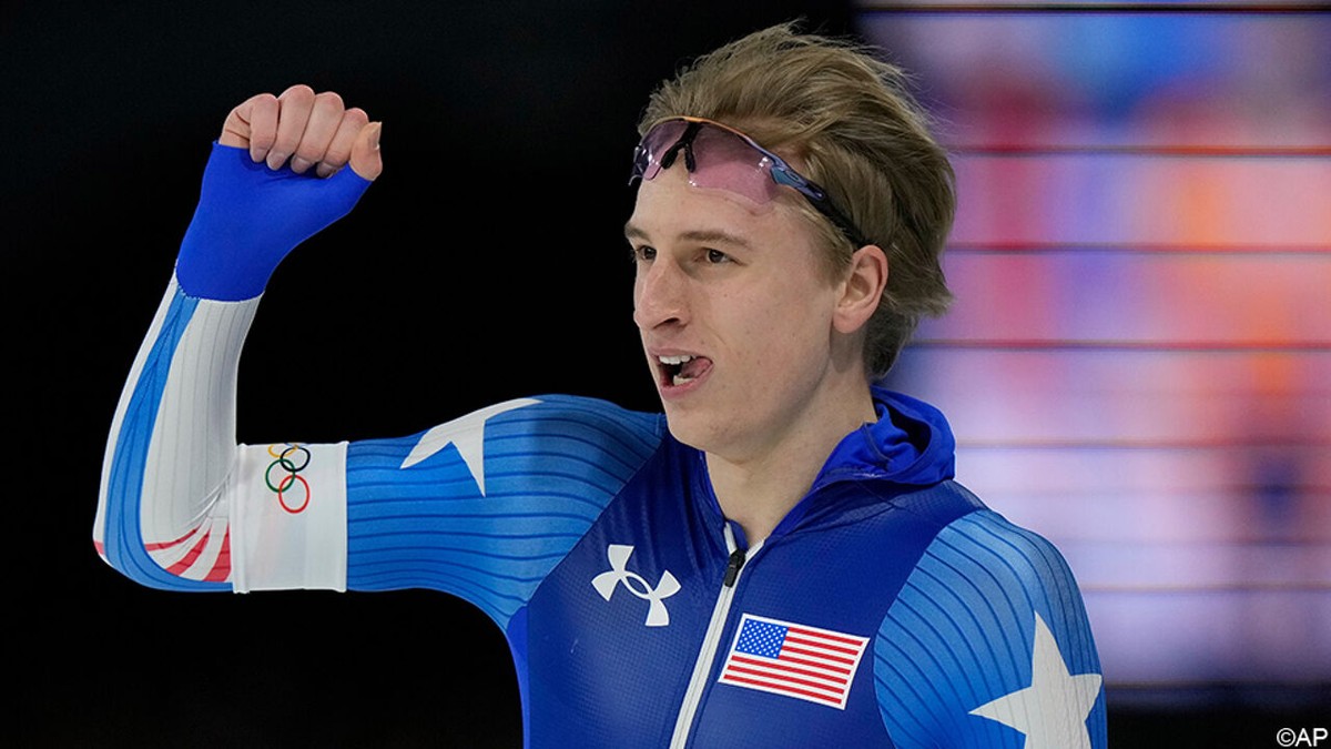 Jordan Stolz knalt naar olympische titel op 1.000 meter, concurrent Joep Wennemars wordt gehinderd en valt naast podium